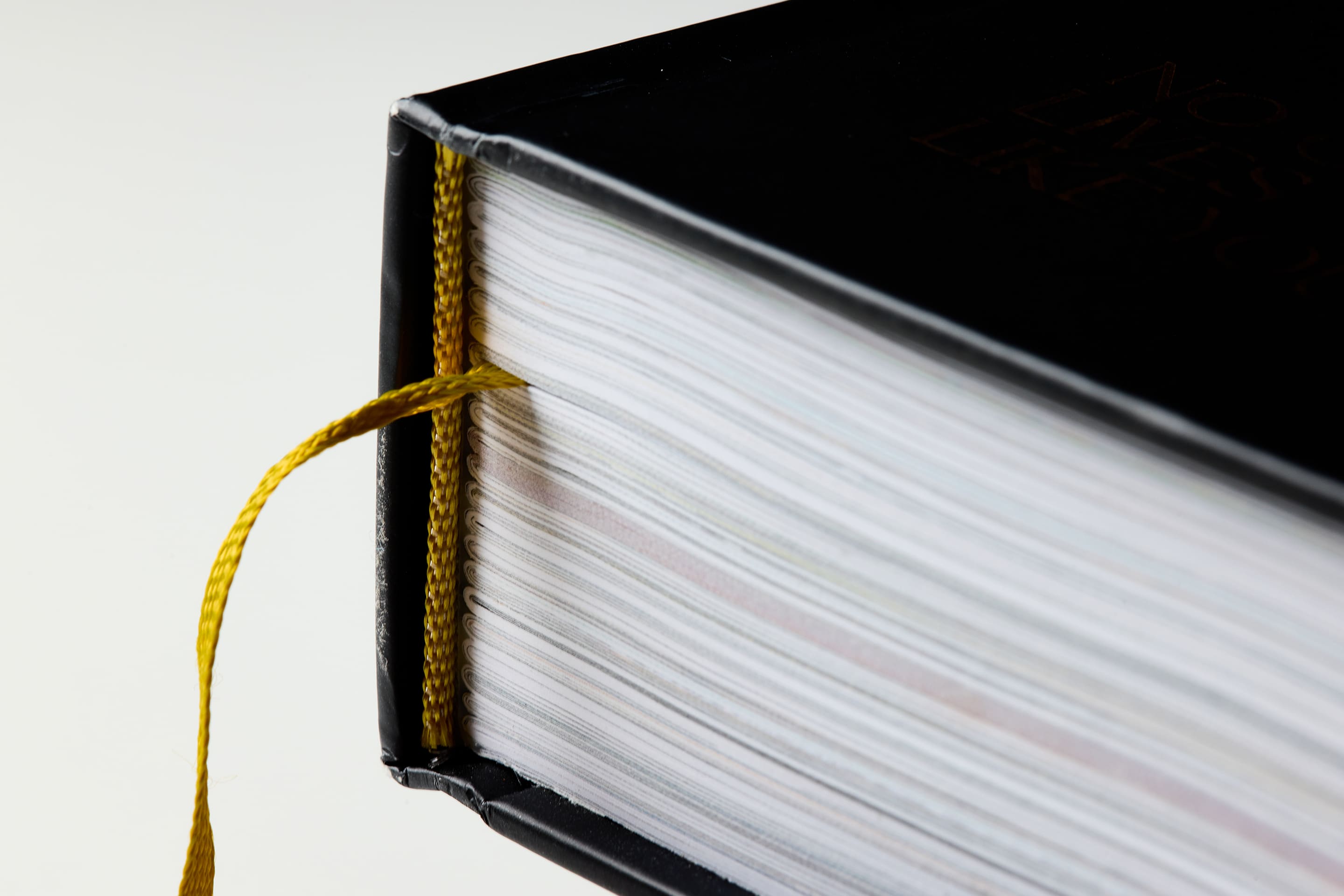 zwart hardcover boek met geel leeslint